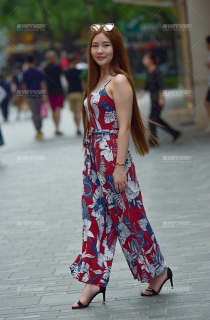 丰满圆润的花裙美女