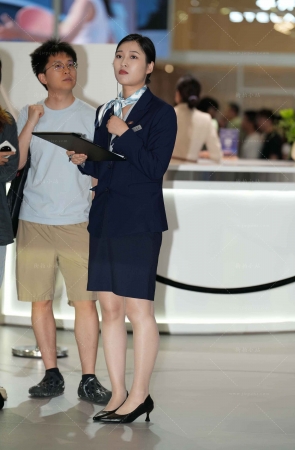 热情且忙碌的通勤装R丝销售美女