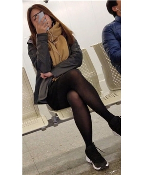 4k-黑丝美腿运动鞋美女看手机认真