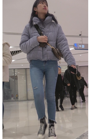 商场里的蓝牛小美女