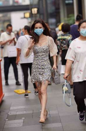 街拍碎花裙凉高跟美女