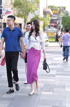 街拍紫色裹臀裙美女