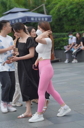 极品紧身粉裤MM