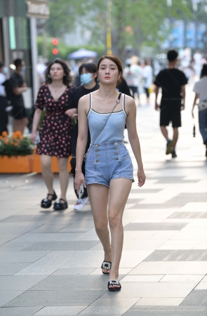 夏日街拍热裤清凉美眉