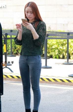 紧身牛仔裤 靓丽身材比例好