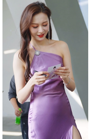 丝滑的长裙美女