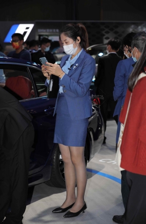 汽车销shou 街拍灰丝美tui气质韵味