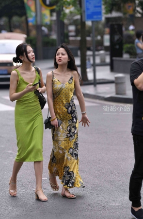 街拍绿色长裙美女
