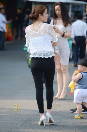 漂亮的黑裤少妇（17P）