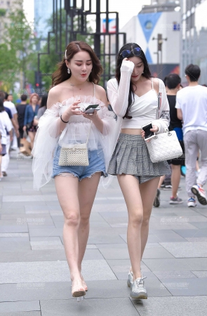 热裤美腿好闺蜜~