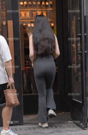 复古玫瑰花抹胸、紧身瑜伽裤美女