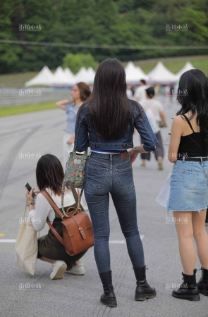 丰腴身材紧身牛仔美眉