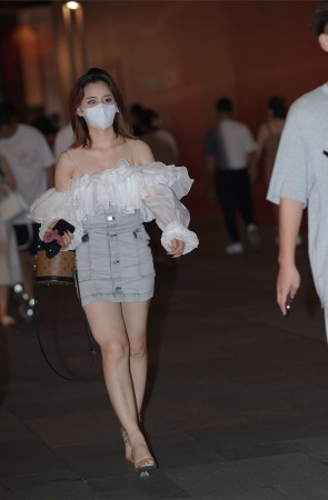 牛仔裙美女