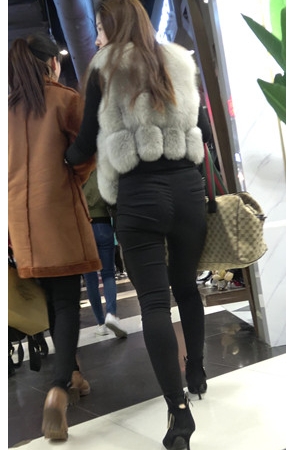 漂亮的黑紧裤美女