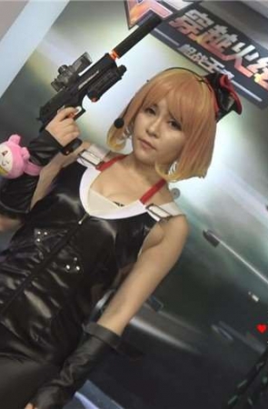 cosplay喜欢玩枪的小清新皮裤女孩。