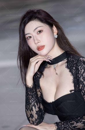 LB560成都车展-178女神叶濛雨的美胸黑丝双重享受