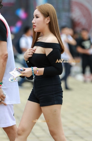 有容乃大，性感美眉