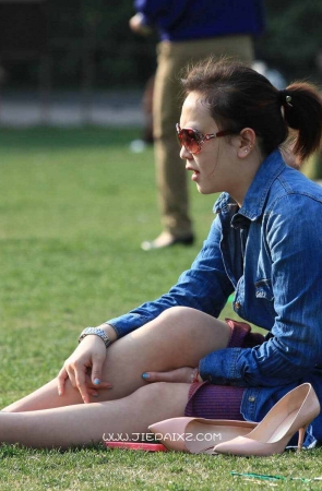 米色高跟放一旁，长丝诱惑势不可挡