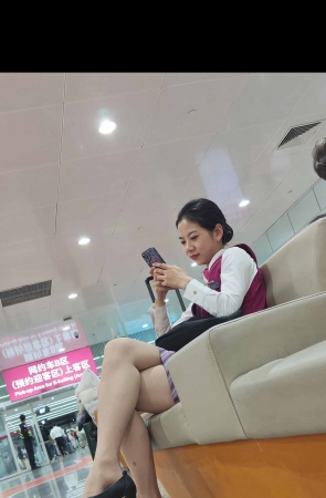 4K视频候机楼偶遇南航空姐二郎腿肉丝高跟