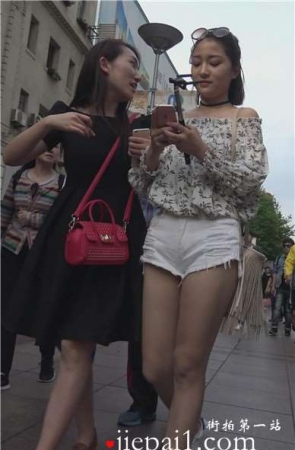 4K – 拿着自拍杆逛街的白皙美腿姑娘 [1.22 GB]