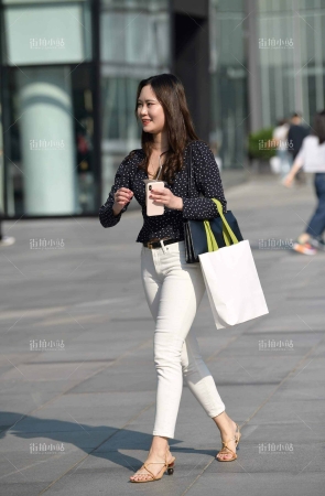 紧身白裤高跟美女