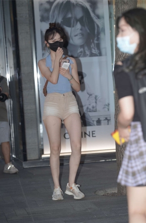 热裤美眉