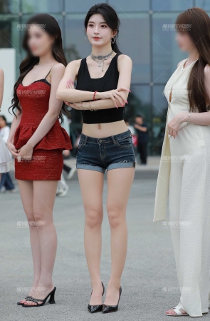 热裤高跟美女