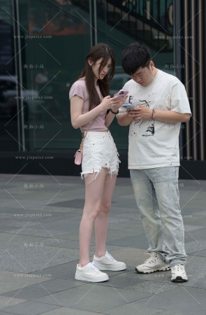 街拍白热裤小清新女孩 [19P]