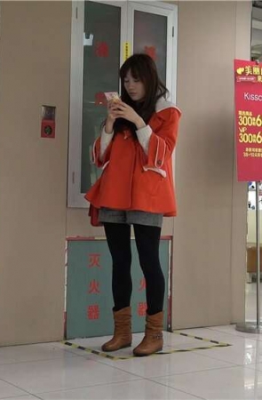 4K – 红衣美眉雪白嫩足试鞋视频 [1.09 GB/MP4]