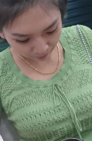 地铁上漂亮的牛仔短裤美女