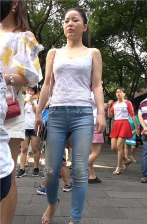 4K 低胸吊带街拍紧身牛仔凉高跟性感美女 [2.13 GB]