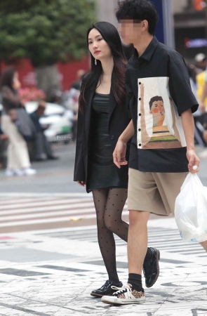 街拍黑丝少妇