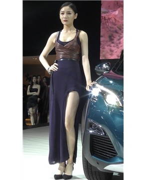 4k-性感美腿车模美女