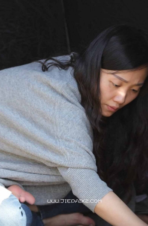 帐篷内的船袜女子