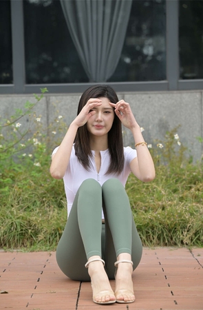 一只麋鹿摄影作品 长颈鹿也会哭吗？