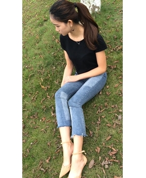 户外约拍的紧身蓝牛美眉 [742 MB]