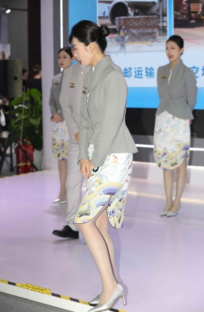 【街拍心灵】海航空姐海天祥云街拍灰丝细高跟绝了