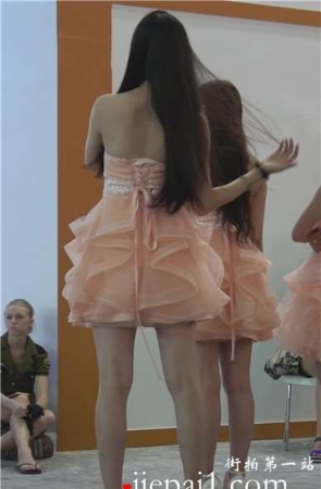 4k-完美长腿高跟鞋公主裙的showgirl美眉