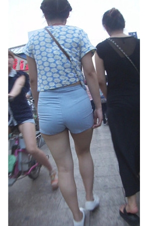 蓝色丰腴美女
