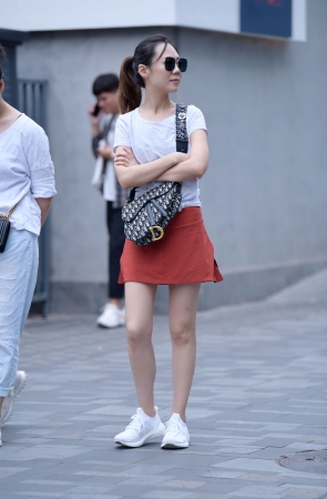 白皙美腿美女