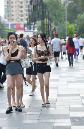 2543-2=82√小背心，热裤俩闺蜜