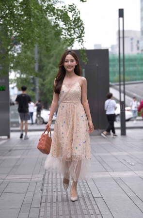 街拍连衣裙高跟美女