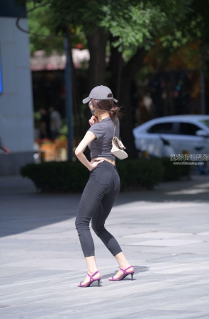 高挑身材跳舞女孩