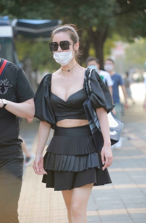 酷酷的墨镜美女~低胸短裙