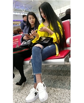 4k-长发冷艳红唇美女破洞紧身牛仔裤配大眼网袜