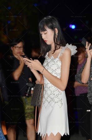 很有骨韵味儿的姑娘/ 231211-1-47 15P