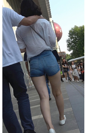 紧身蓝牛热裤妹子