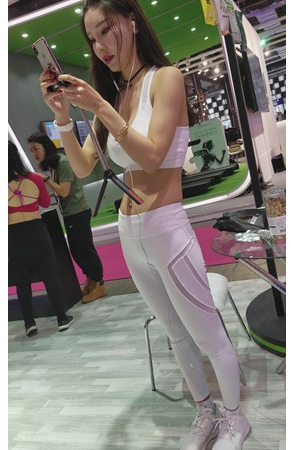 正在直播的白裤紧身美女