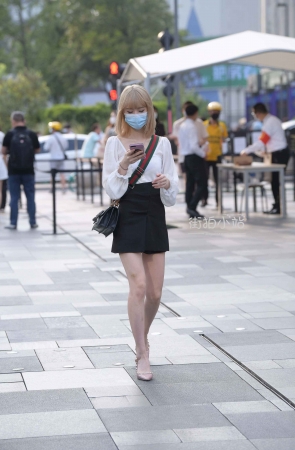 抓拍黄头发妹纸