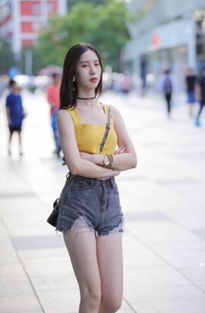 街拍黄衣服热裤美眉
